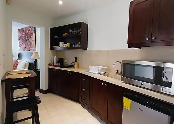 Catalinas - Cazenovia Centrally Located, Short Walk To *